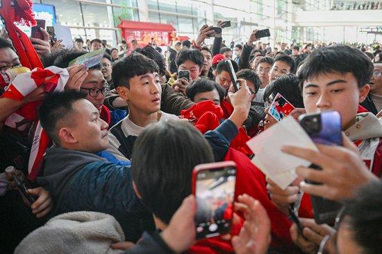 日籍主教练黑崎久志率领的升班马青岛西海岸队亦将在主场对阵再度更名为河南足球俱乐部的河南队